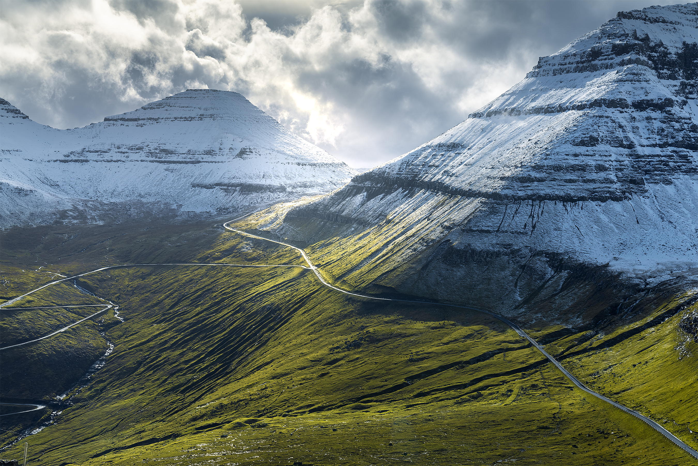 Faroe-Islands_Road-Mountainsi