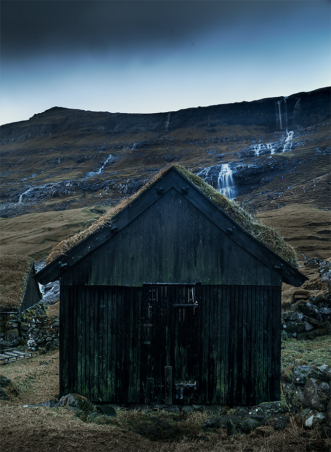 Faroe_Grass-Roof-Aterfall-930i