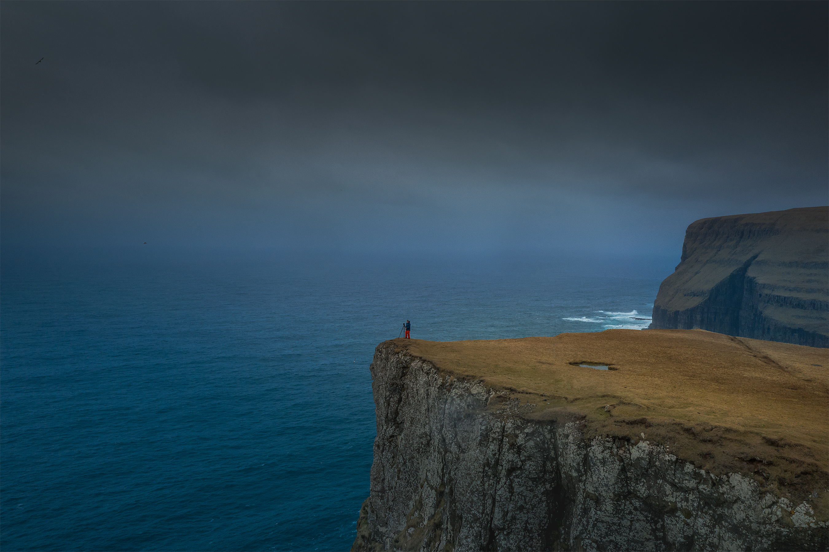 Faroe_Stian-on-ledge-2700i