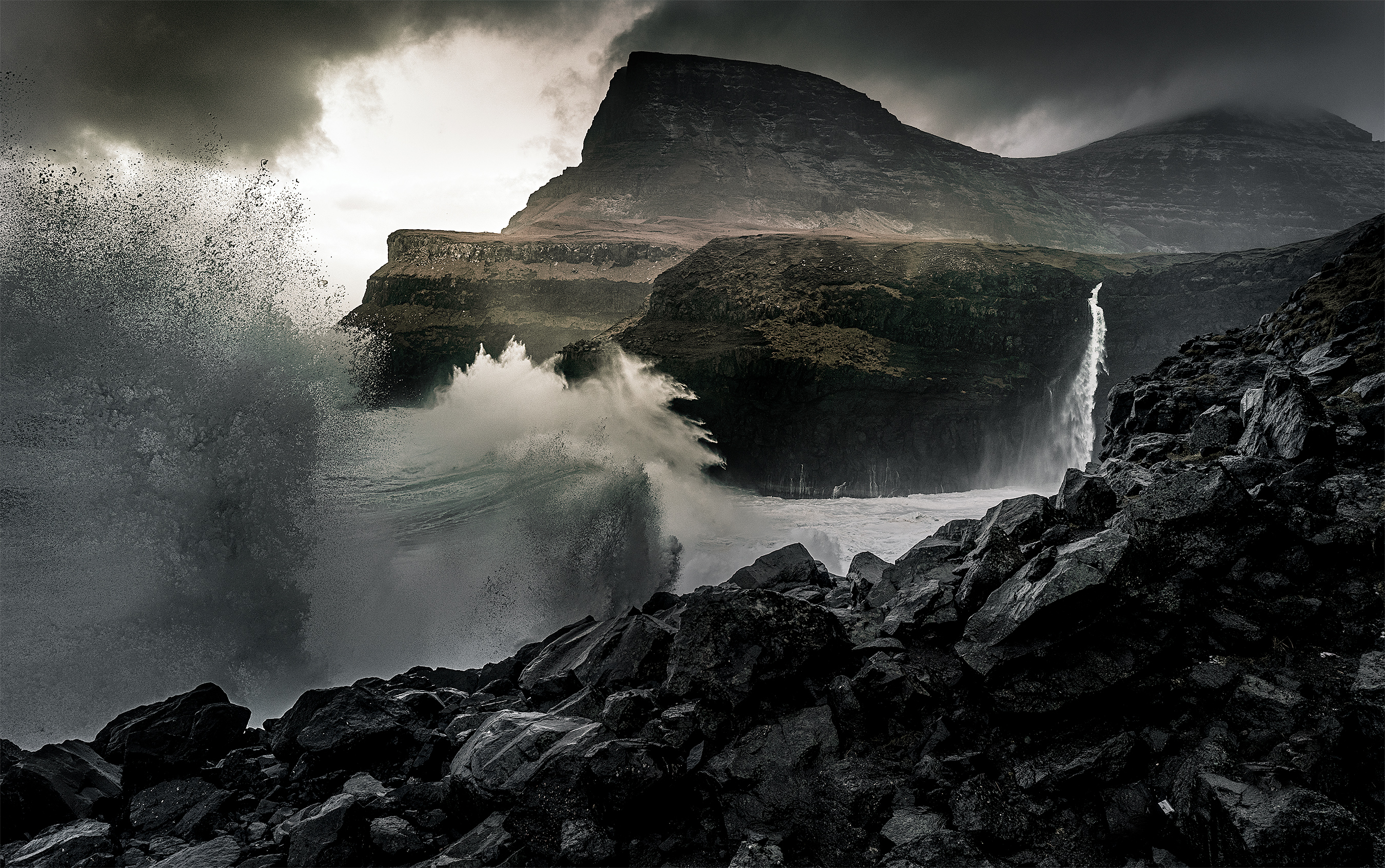 Faroe_Storm-Crashing-Waves-2700i